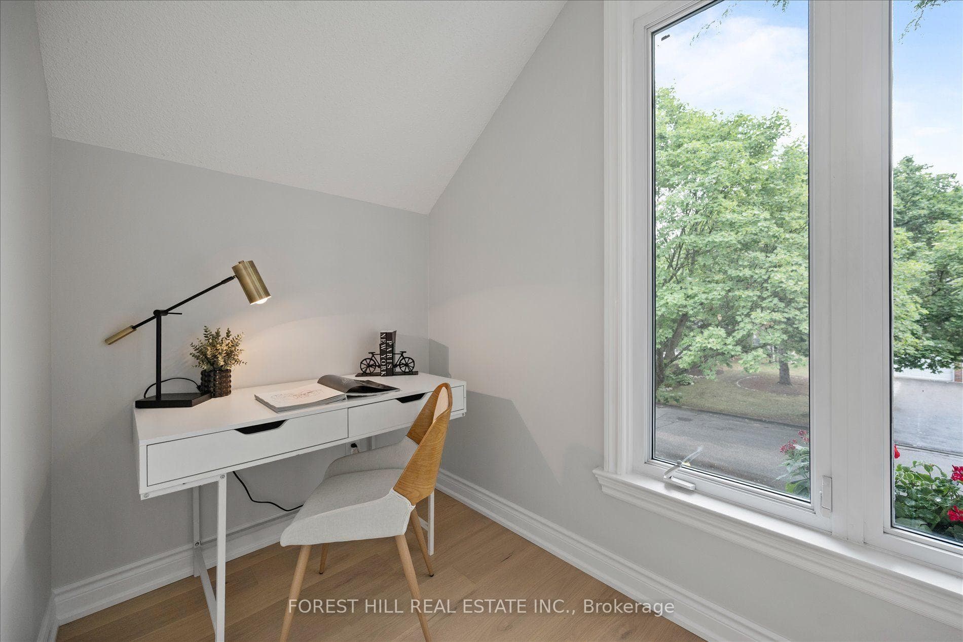 30 Pennock Crescent — property photo