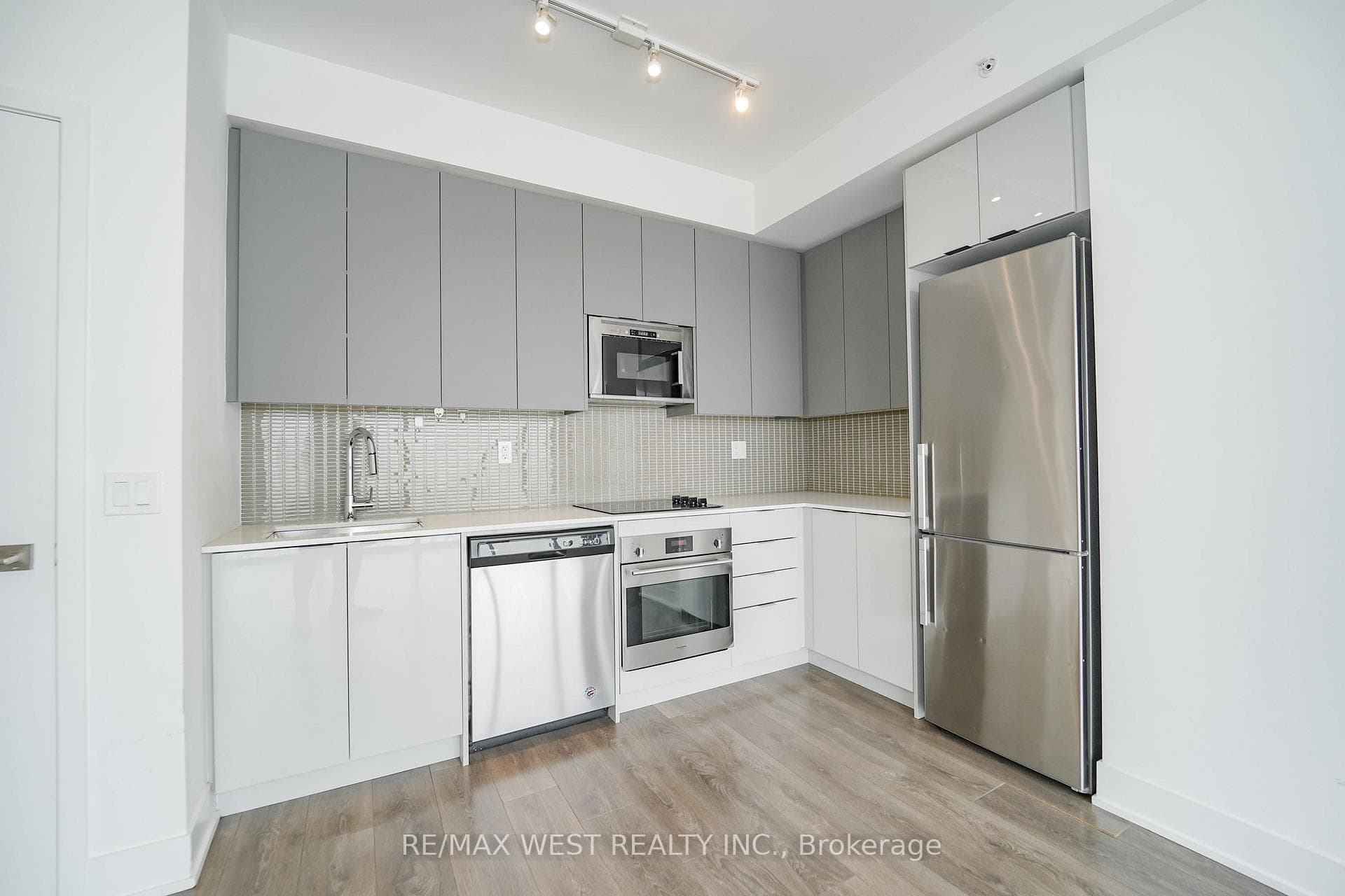 3307- 2916 Highway 7 Road — property photo