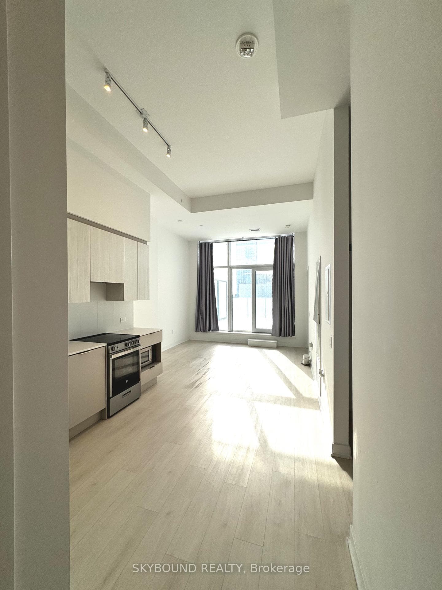 529- 3900 Confederation Parkway — property photo