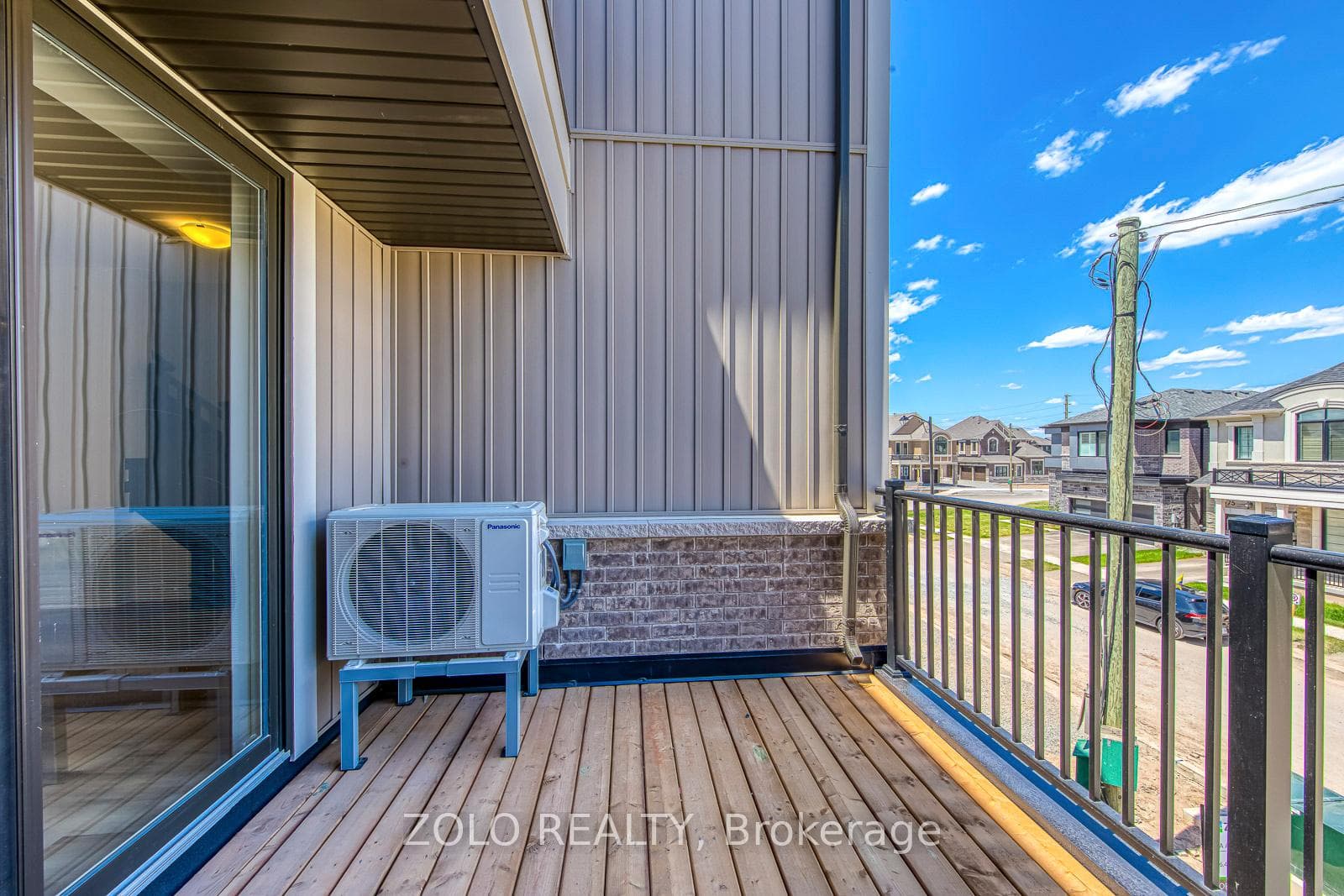 1572 Rutland Crescent — property photo