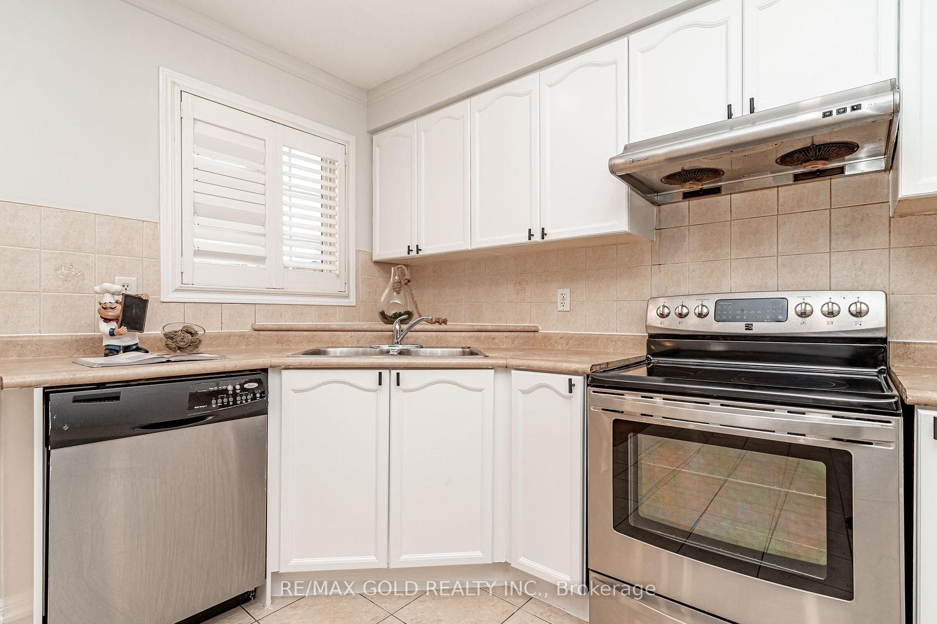 34 Jingle Crescent — property photo