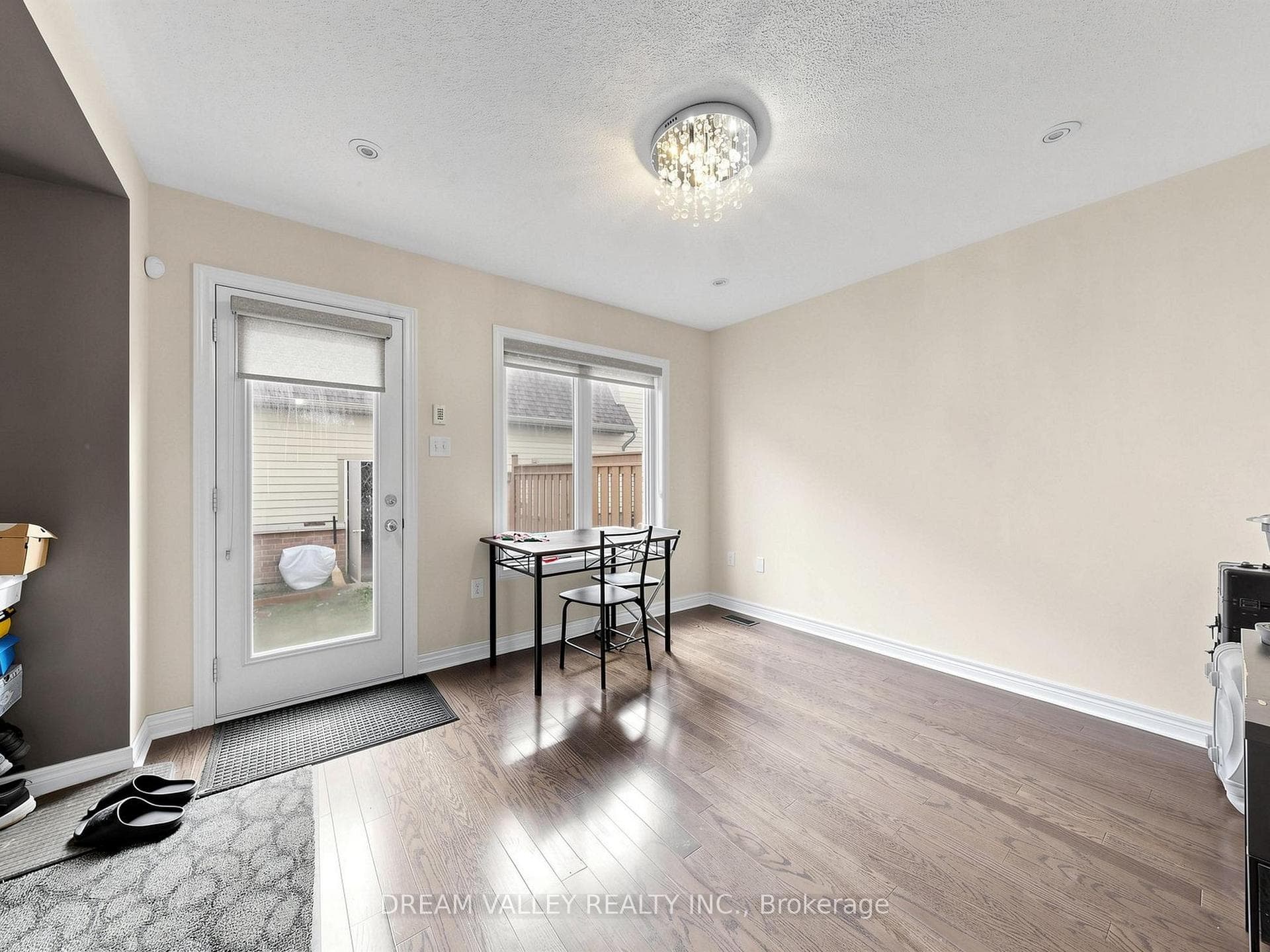 8 Zezel Way — property photo