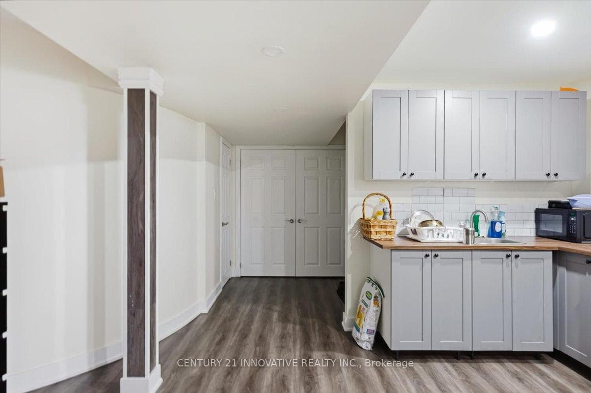 13 Royal West Drive — property photo