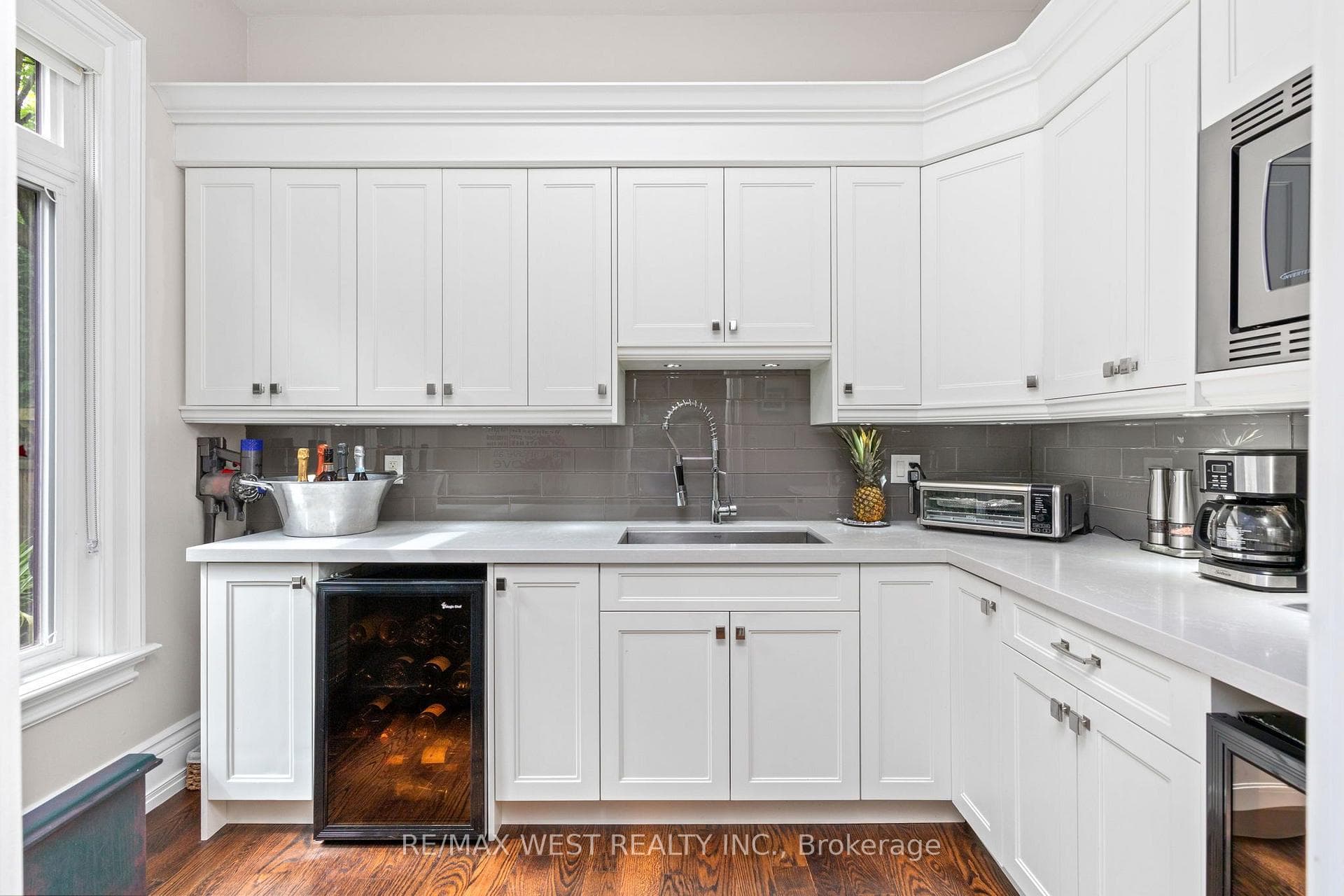 92 Pinetree Way — property photo