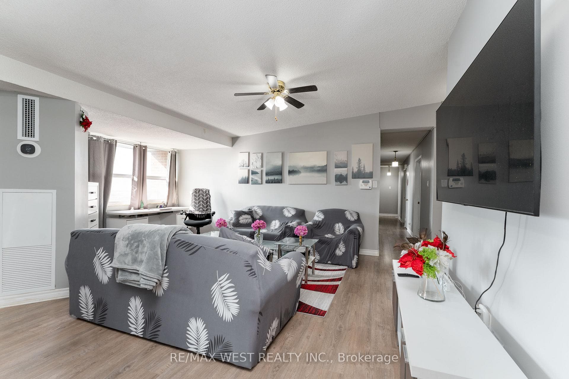 612- 4062 Lawrence Avenue — property photo