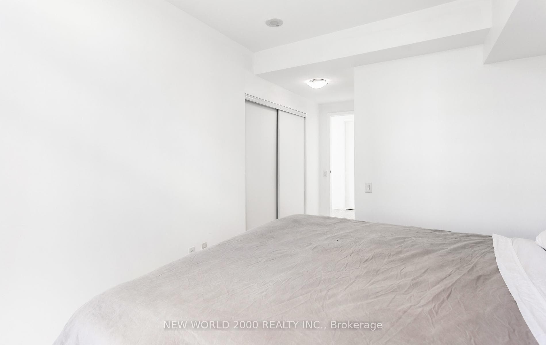 1902- 105 The Queens Way — property photo