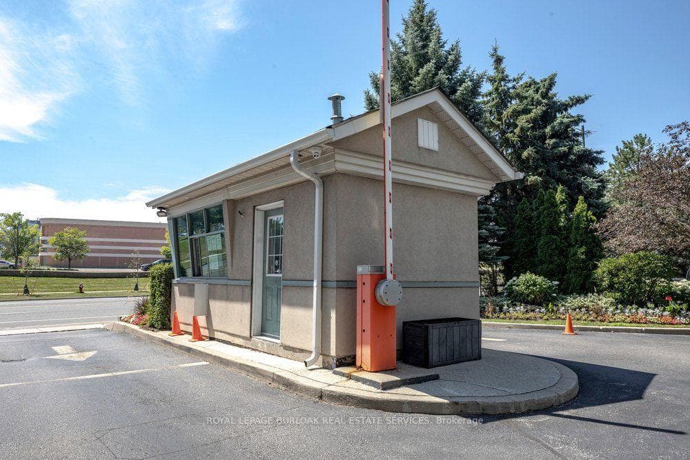 402- 2565 Erin Centre Boulevard — property photo
