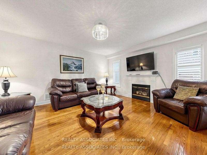 44 Shining Willow Crescent — property photo
