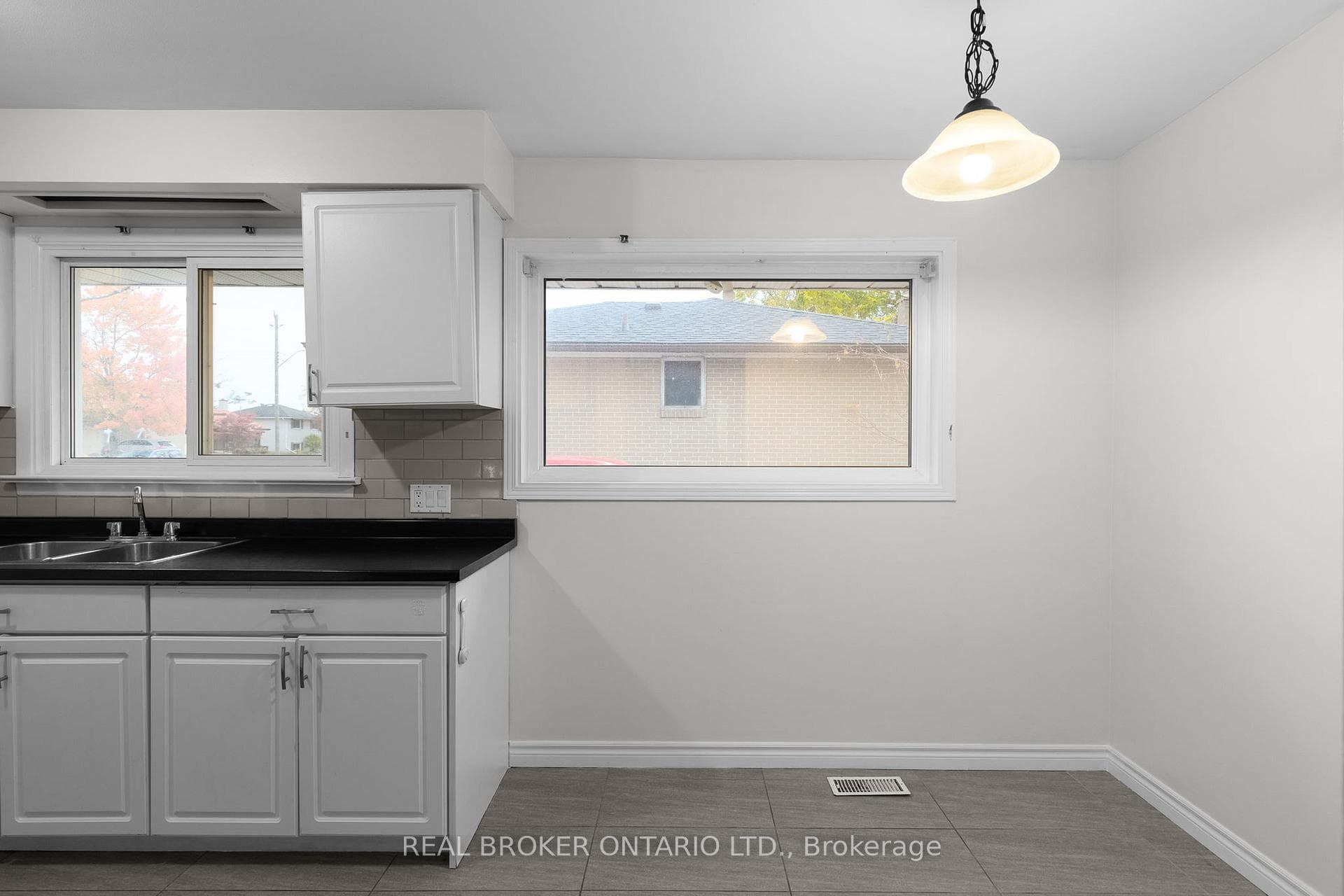 65 Ottaway Avenue — property photo