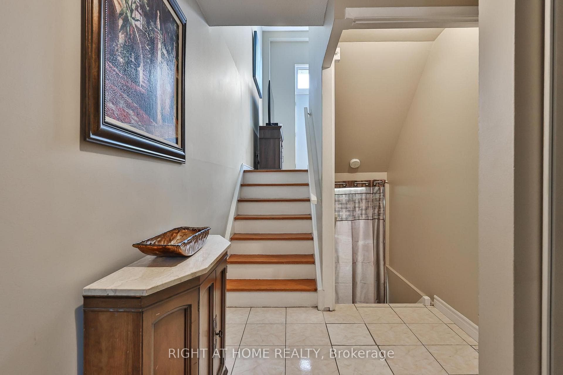 74- 100 Darras Court — property photo