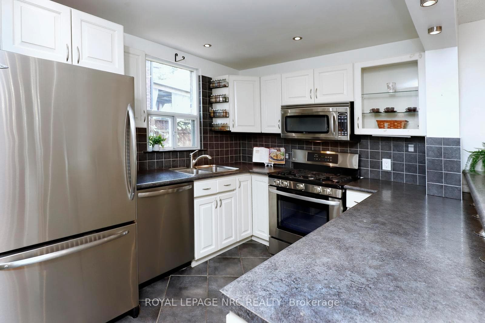 266 London Street — property photo