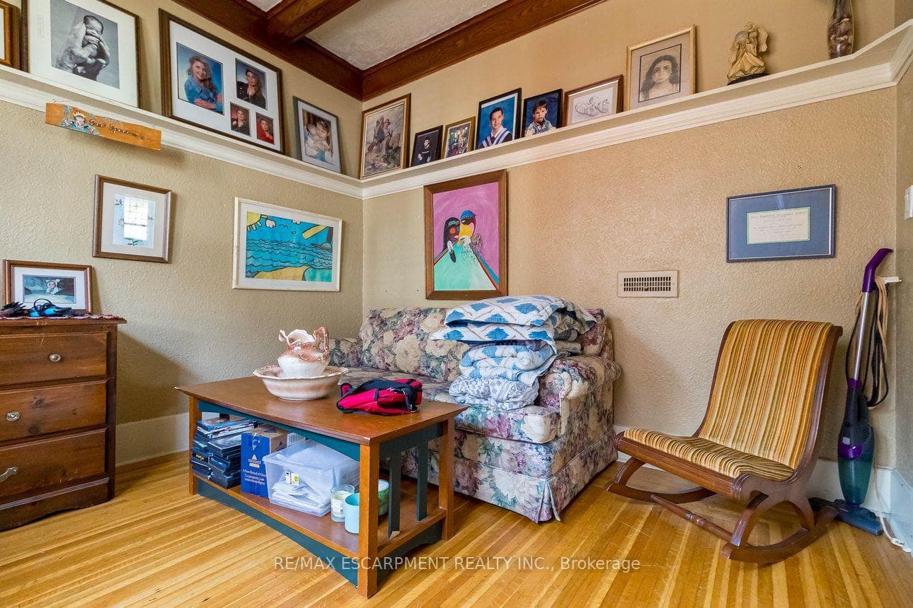 121 Eastbourne Avenue — property photo