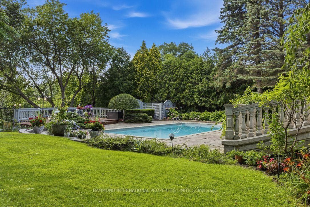 32 Arjay Crescent — property photo
