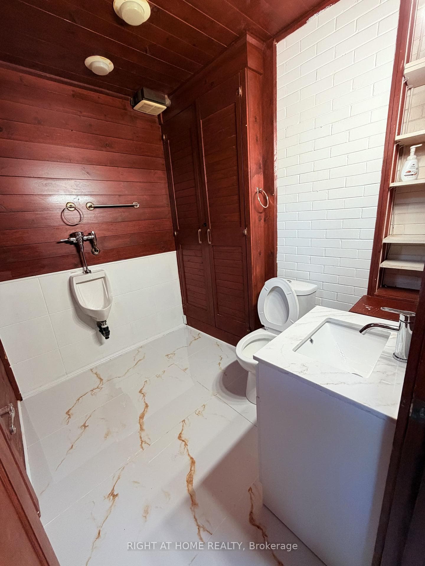 223 Queen Street — property photo