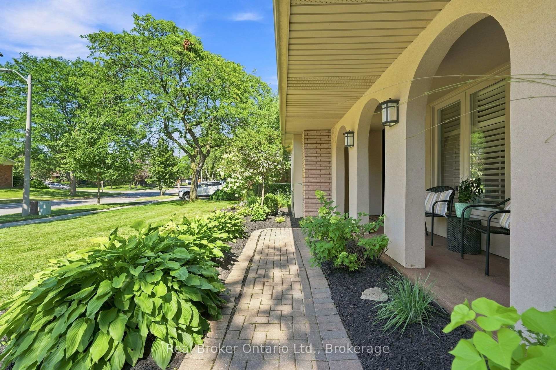 2086 Cavendish Drive — property photo