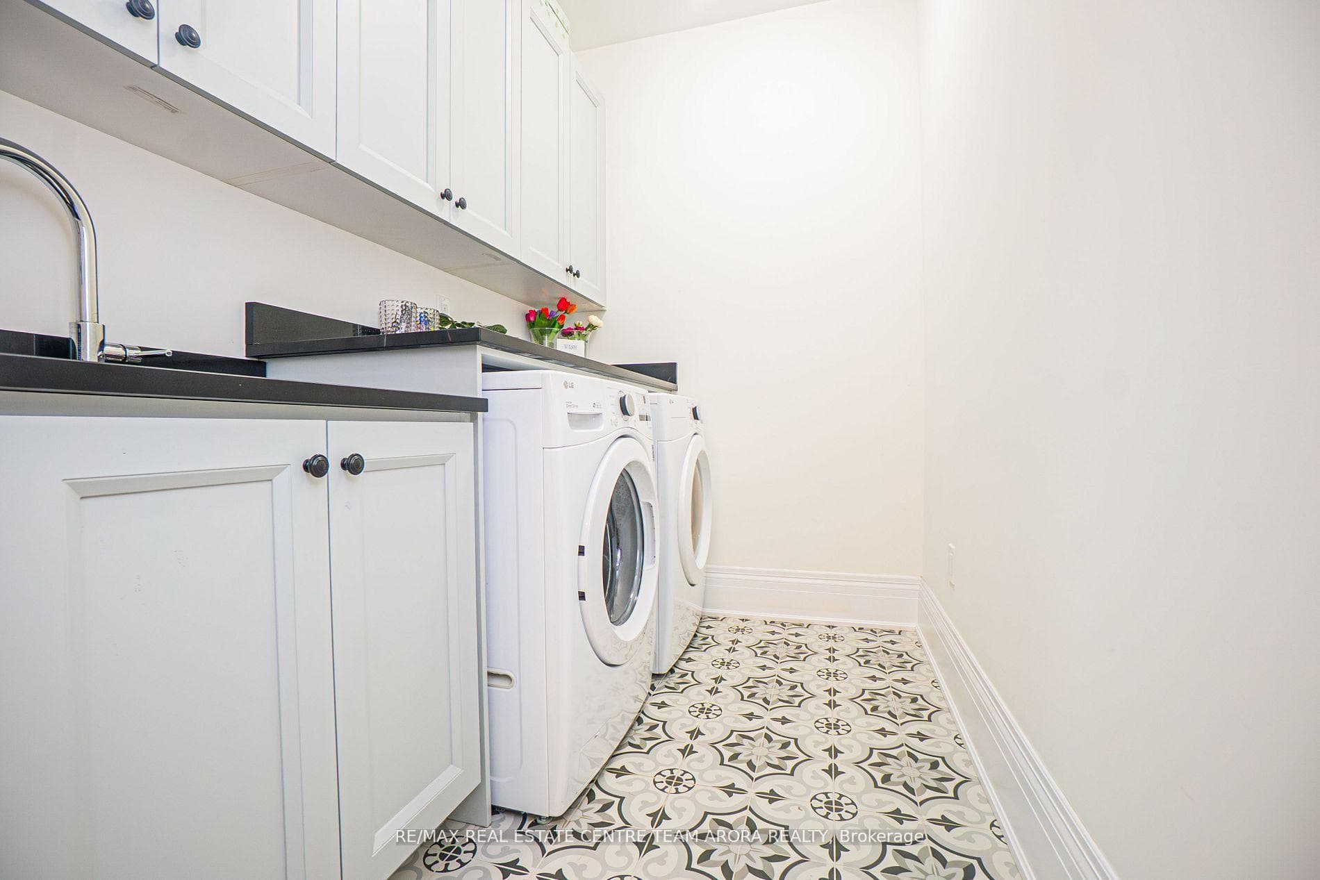 53 Kinburn Crescent — property photo
