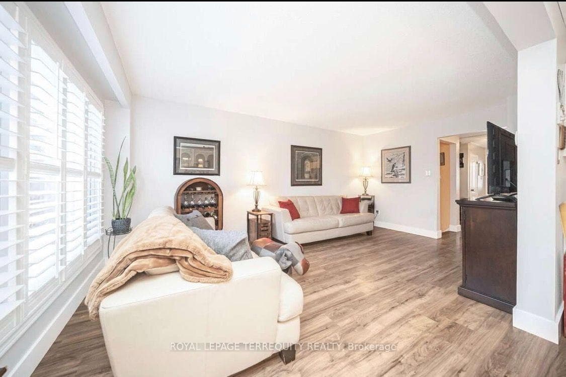 72- 72 Carisbrooke Court — property photo