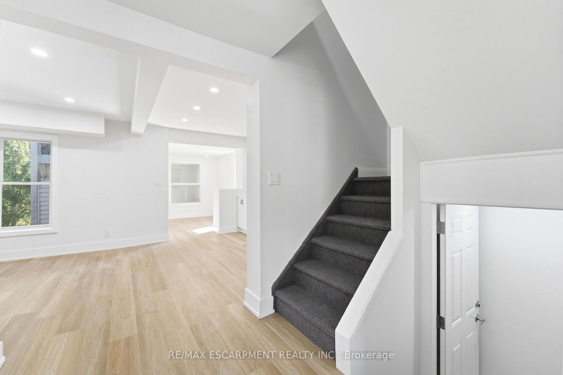 968 MAIN Street — property photo