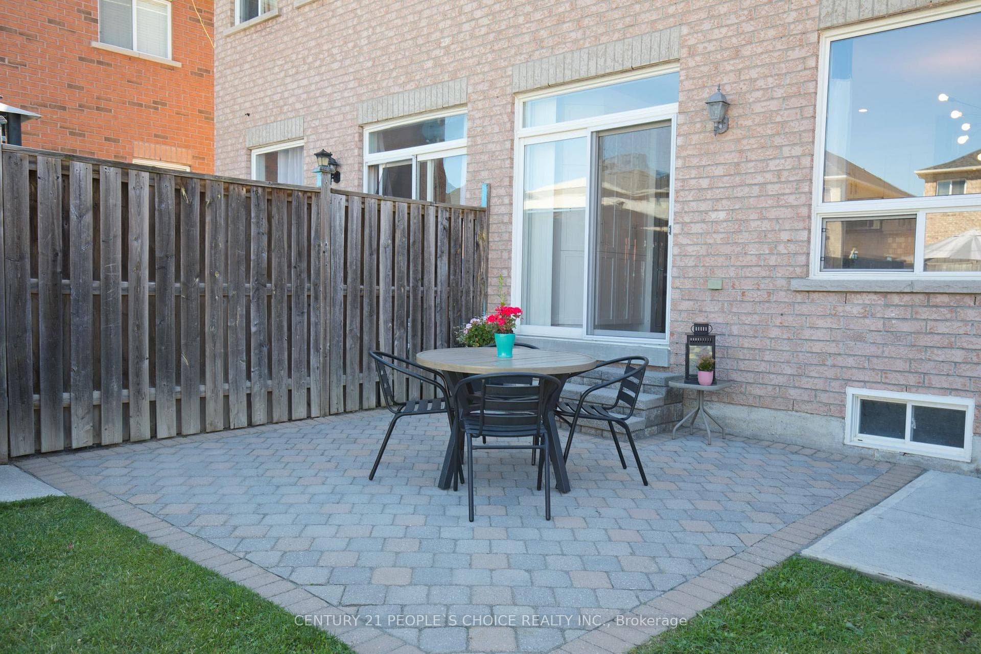 8 Calm Waters Crescent — property photo