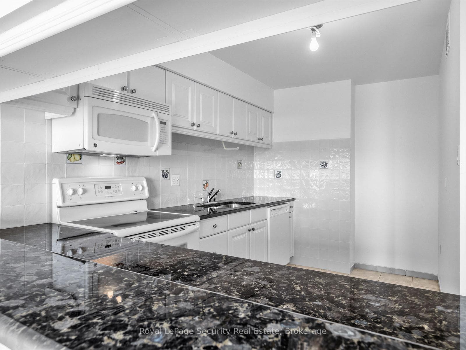 1702- 10 Martha Eaton Way — property photo