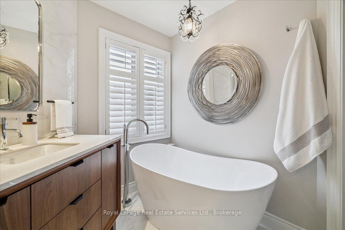 3- 120 Bronte Road — property photo