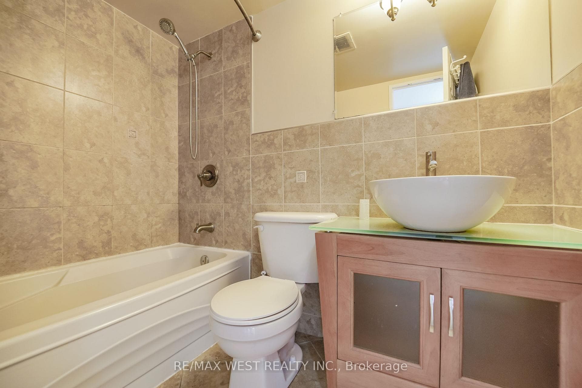 1604- 18 Knightsbridge Road — property photo