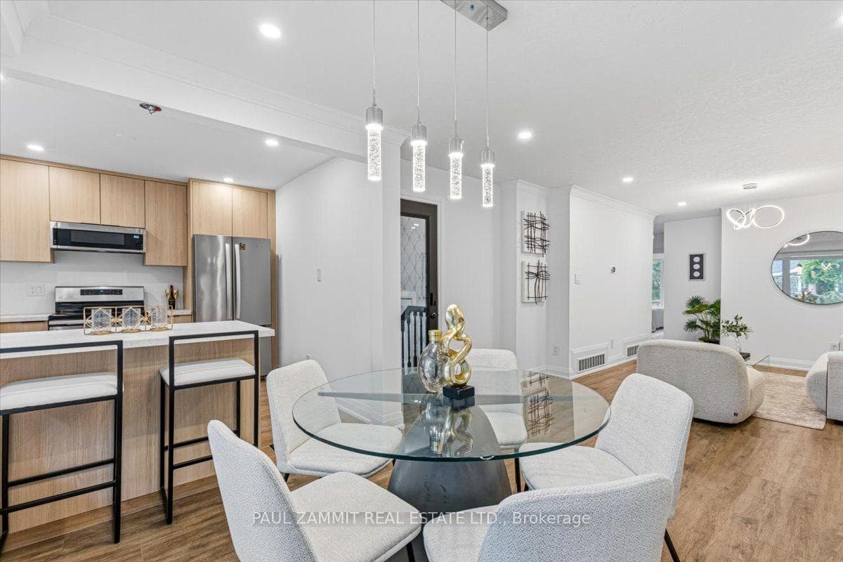 246 Zelda Crescent — property photo