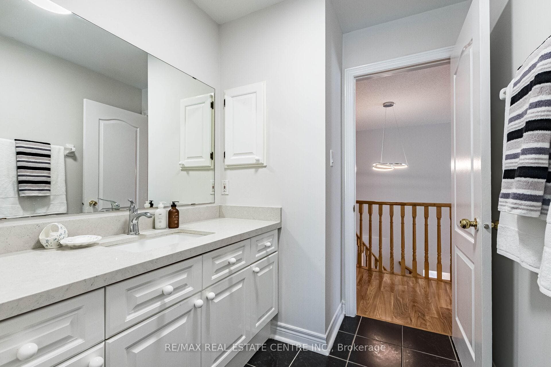 5343 Russell View Road — property photo