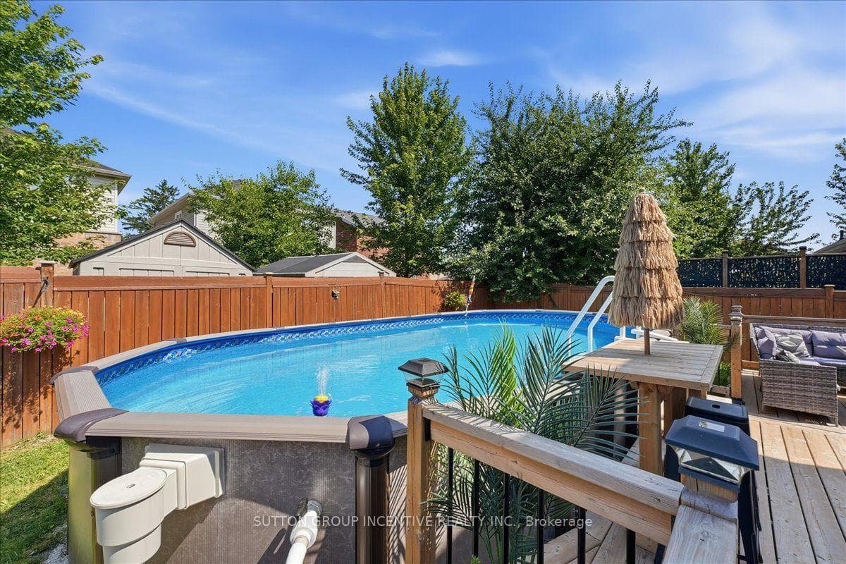 17 White Crescent — property photo