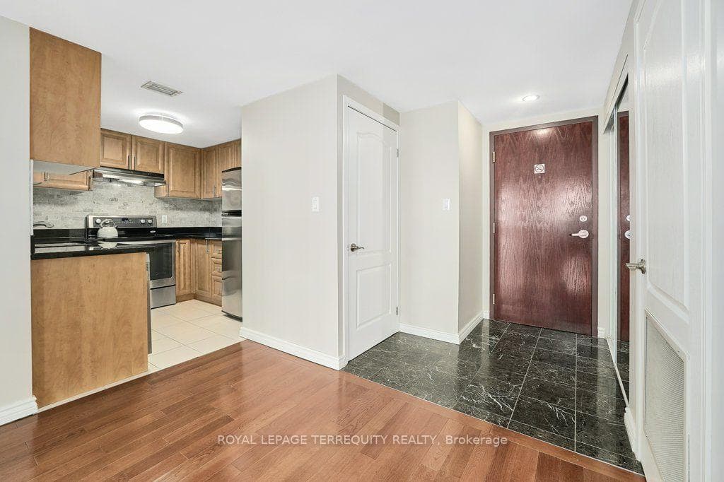 903- 263 Wellington Street — property photo
