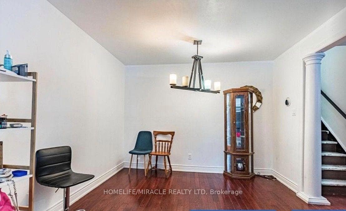 32 Sharon Court — property photo