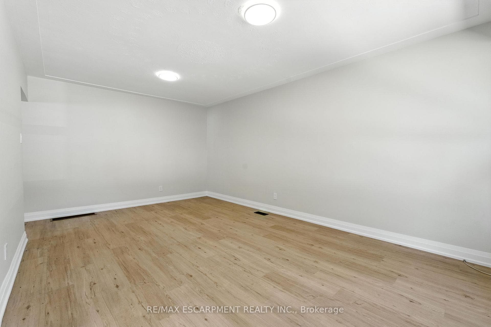929 Upper Ottawa Street — property photo