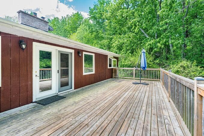 563 6th Concession Road — property photo