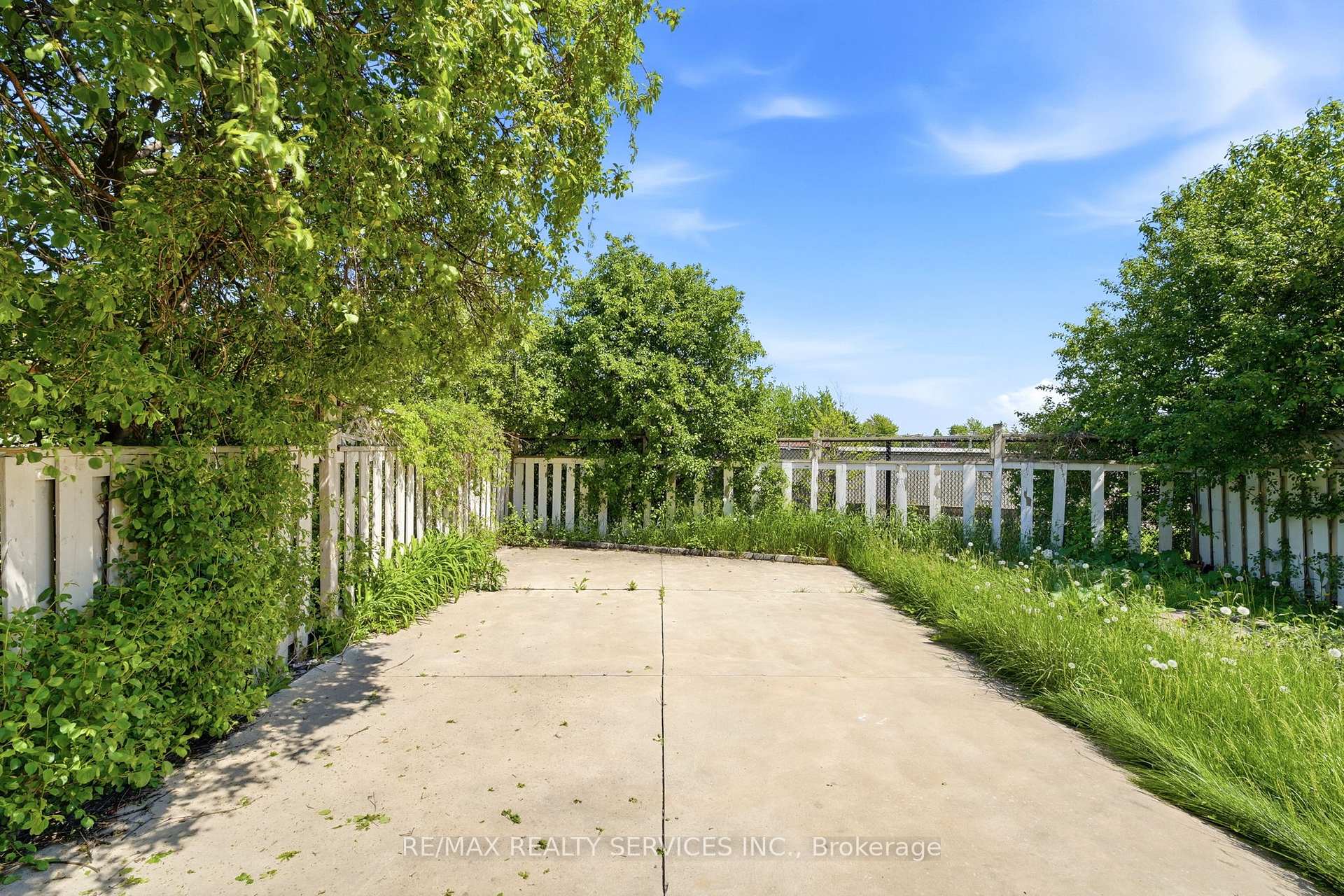39 Caruso Drive — property photo