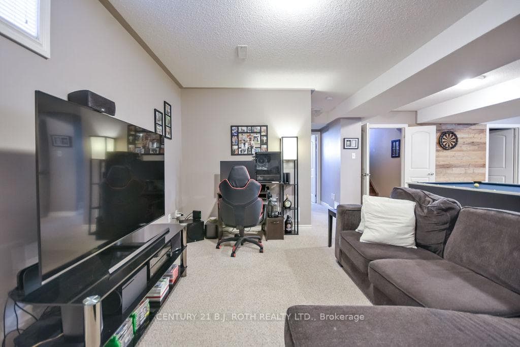12 White Crescent — property photo