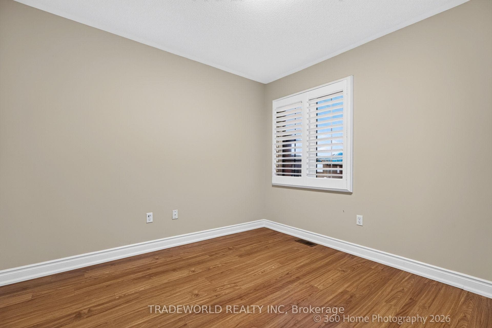 5968 Gant Crescent — property photo
