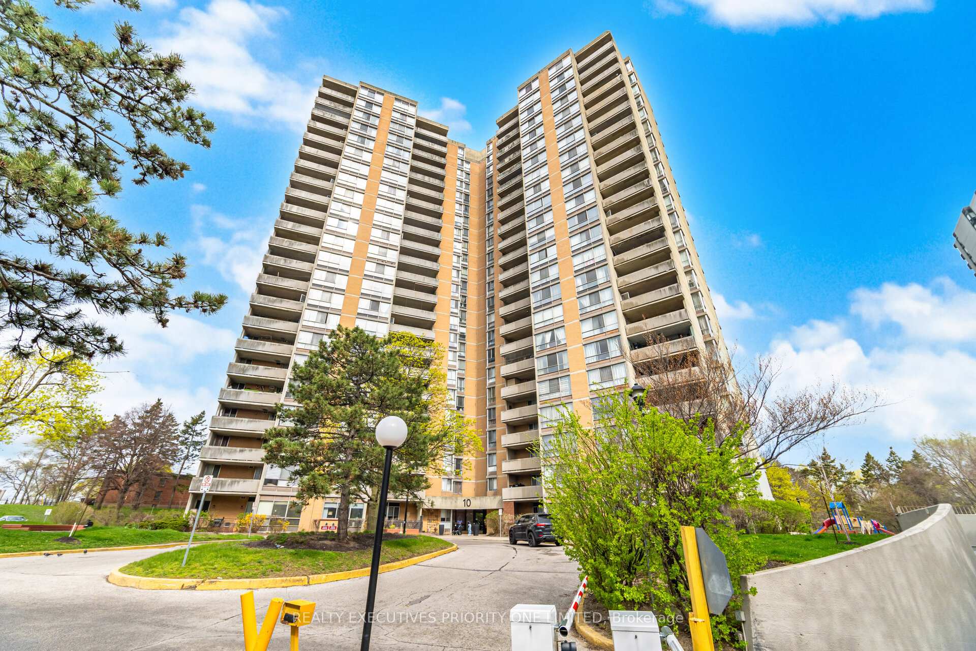 1013- 10 Martha Eaton Way — property photo
