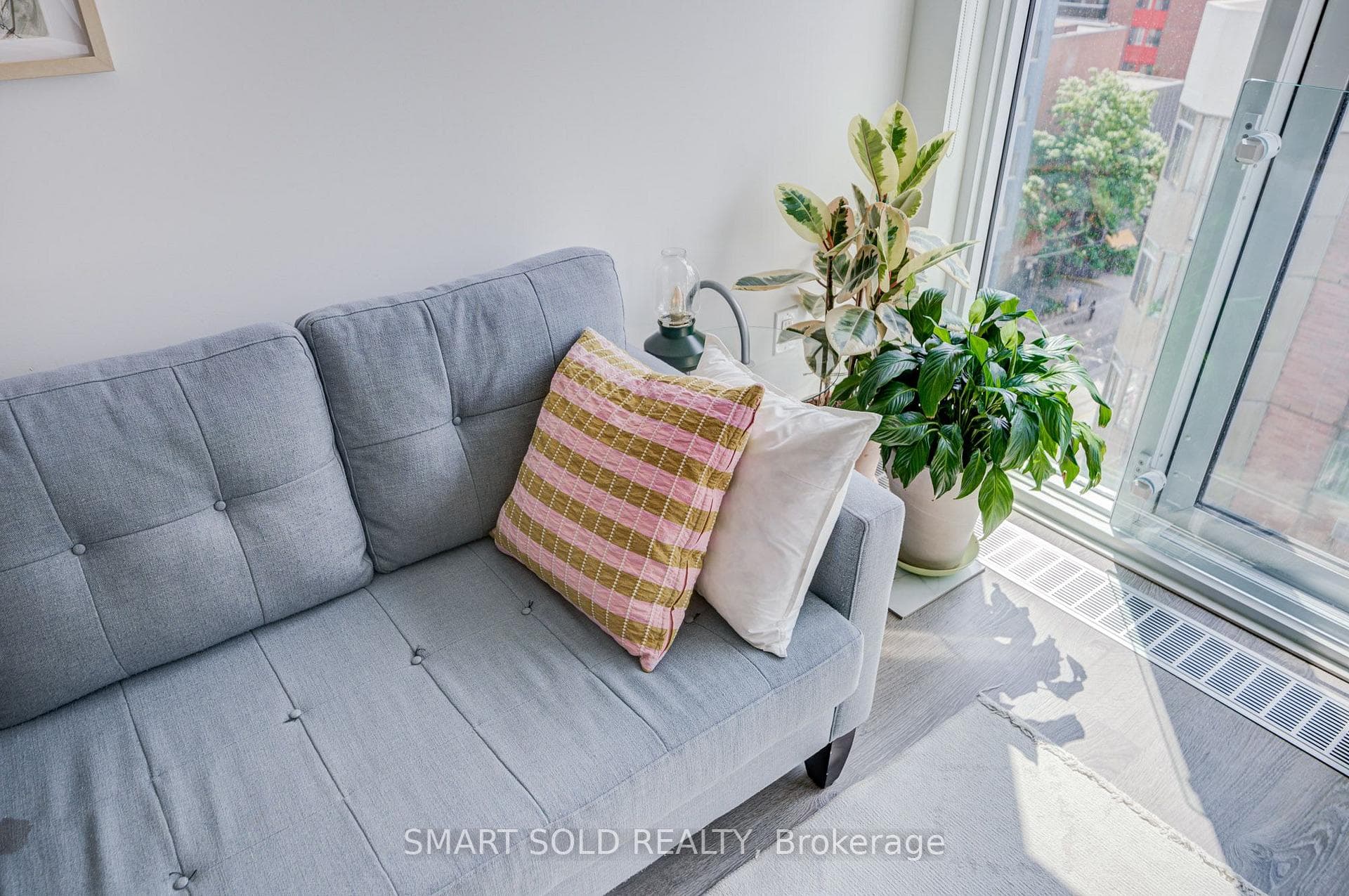813- 50 Mccaul Street — property photo