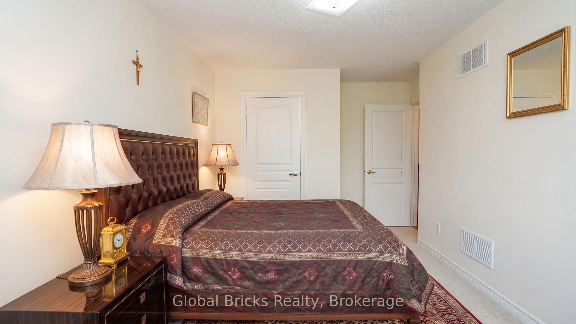 3428 Stoney Crescent — property photo