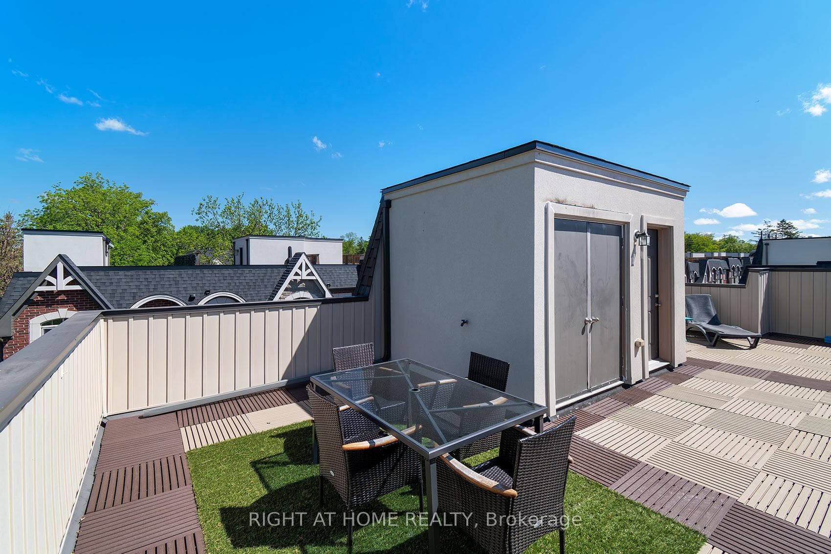 2 Queen Mary Court — property photo