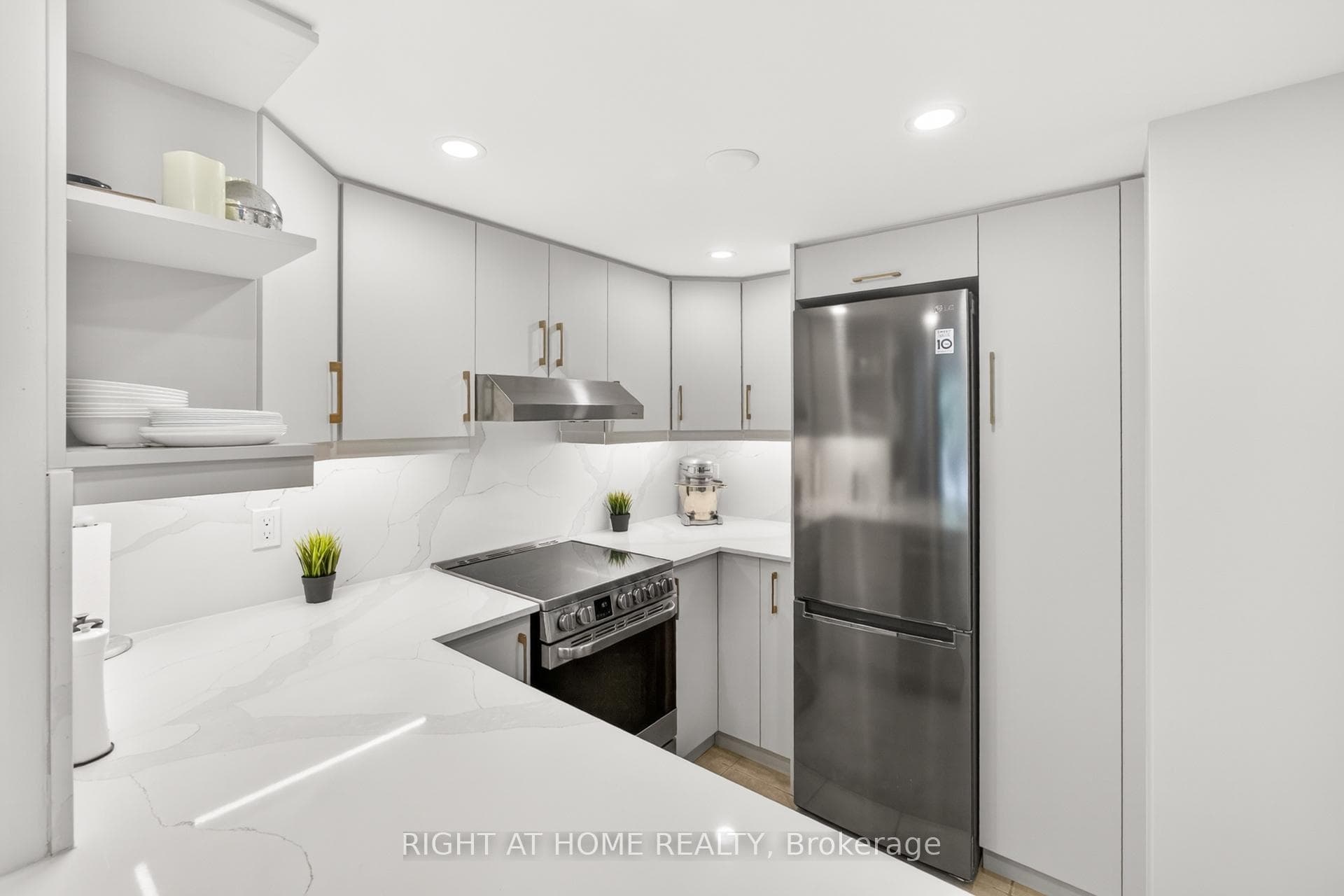 2151- 105 George Appleton Way — property photo