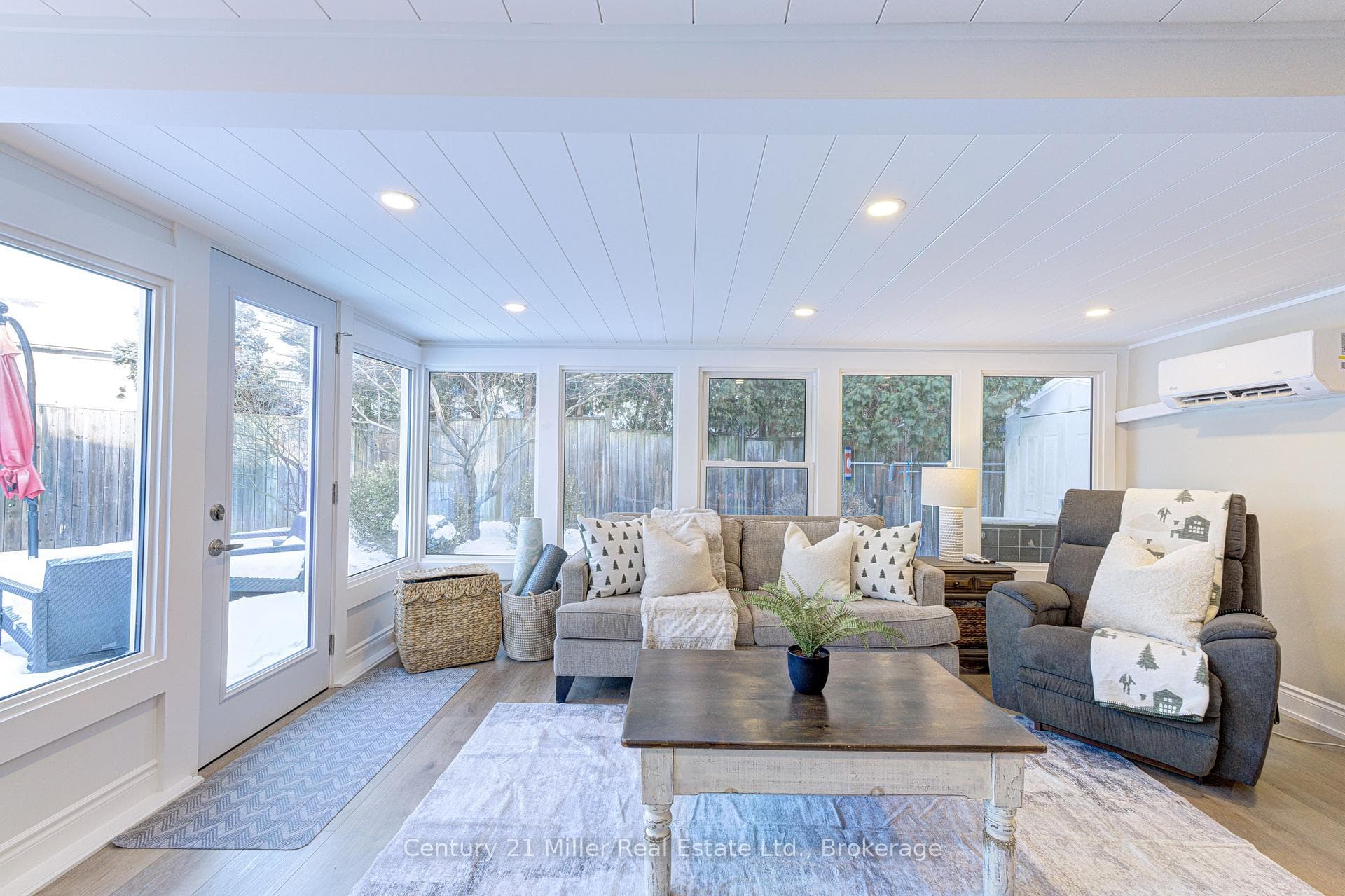 2225 Wyandotte Drive — property photo