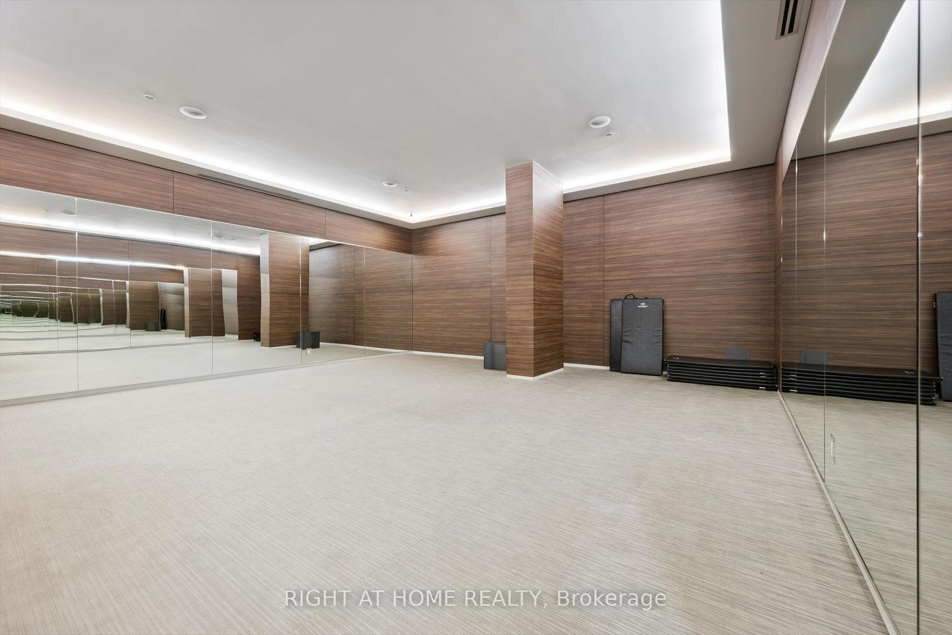 418- 1030 King Street — property photo