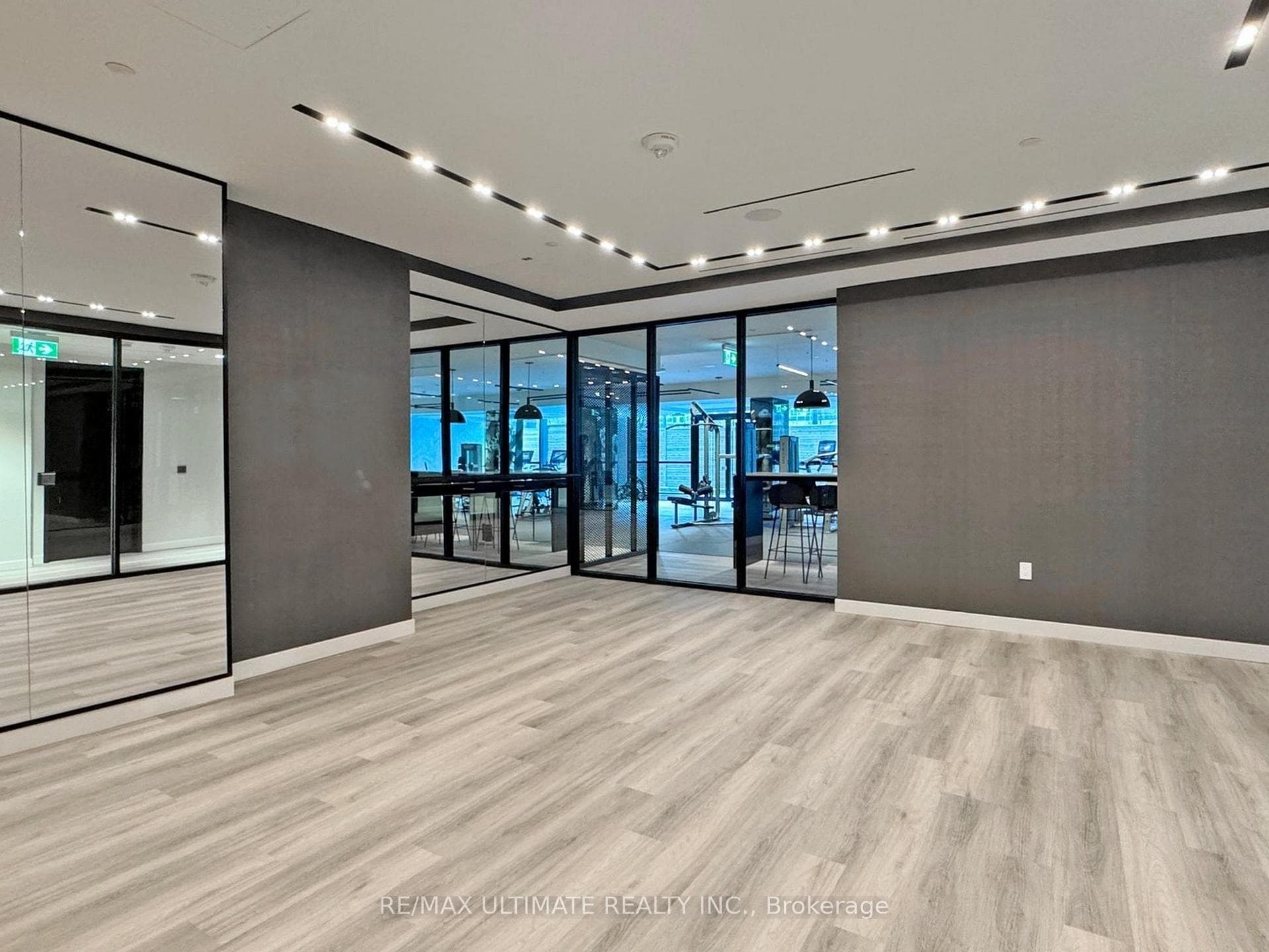 207- 117 Broadway Avenue — property photo