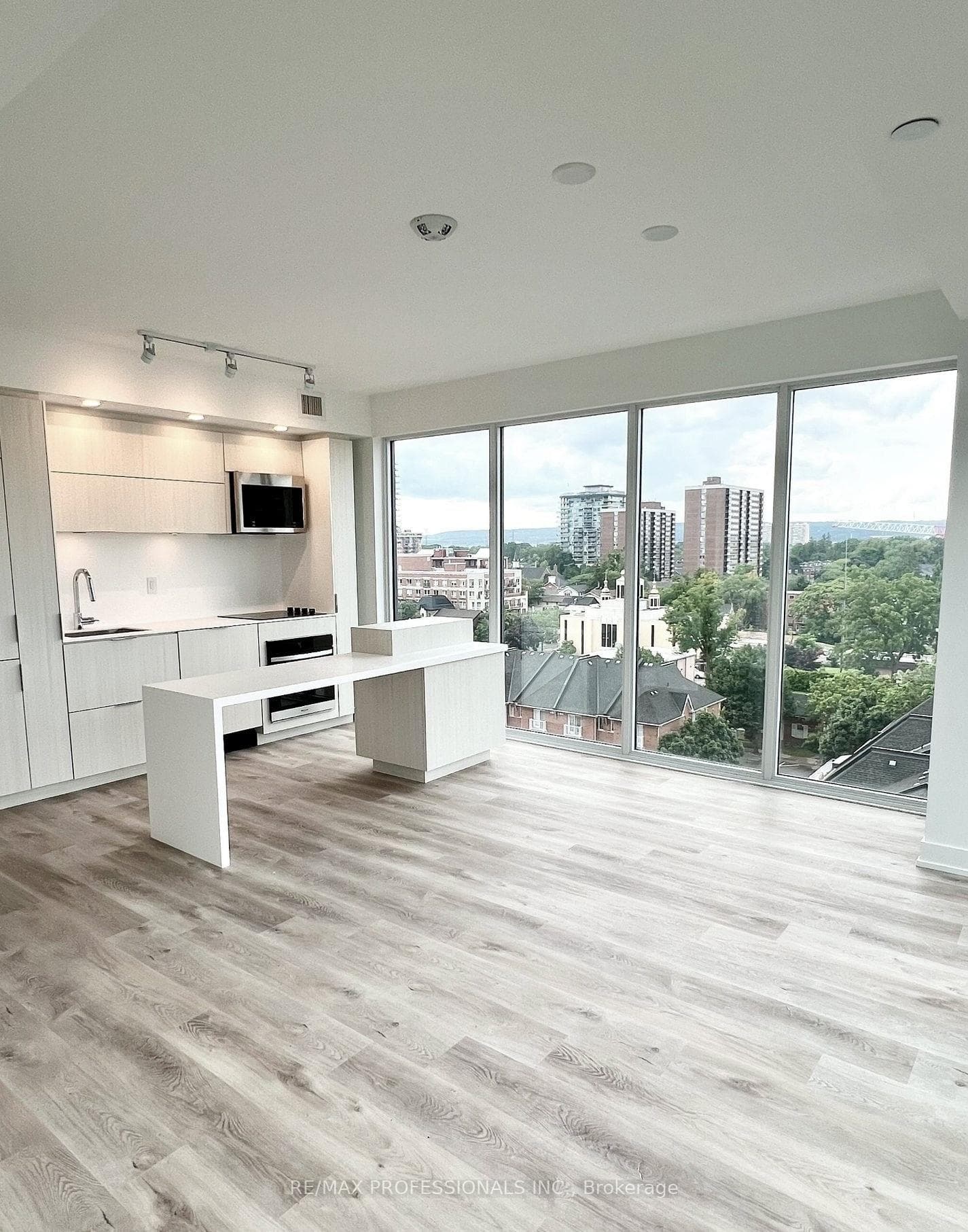 802- 370 Martha Street — property photo