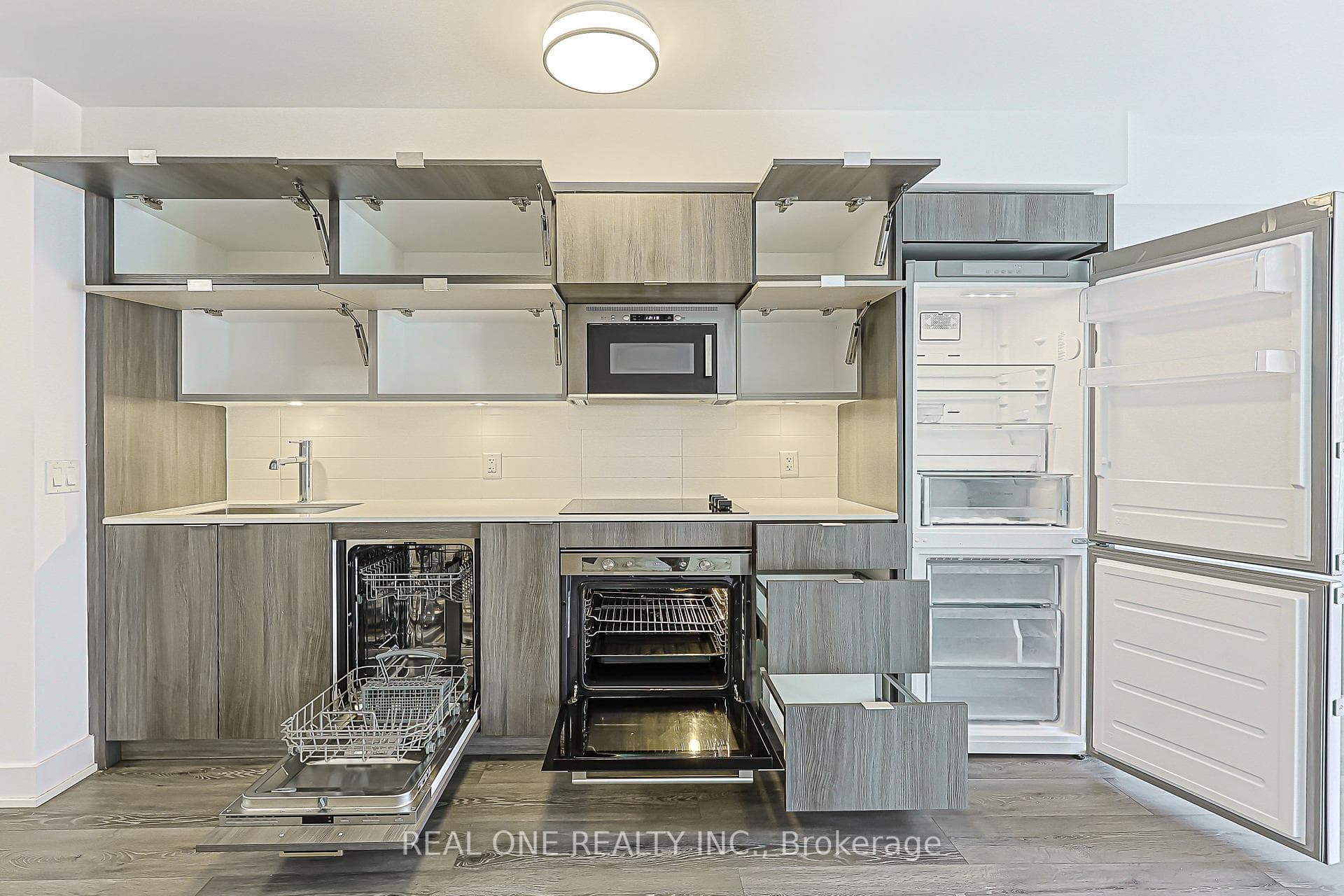 821- 585 Bloor St East Street — property photo