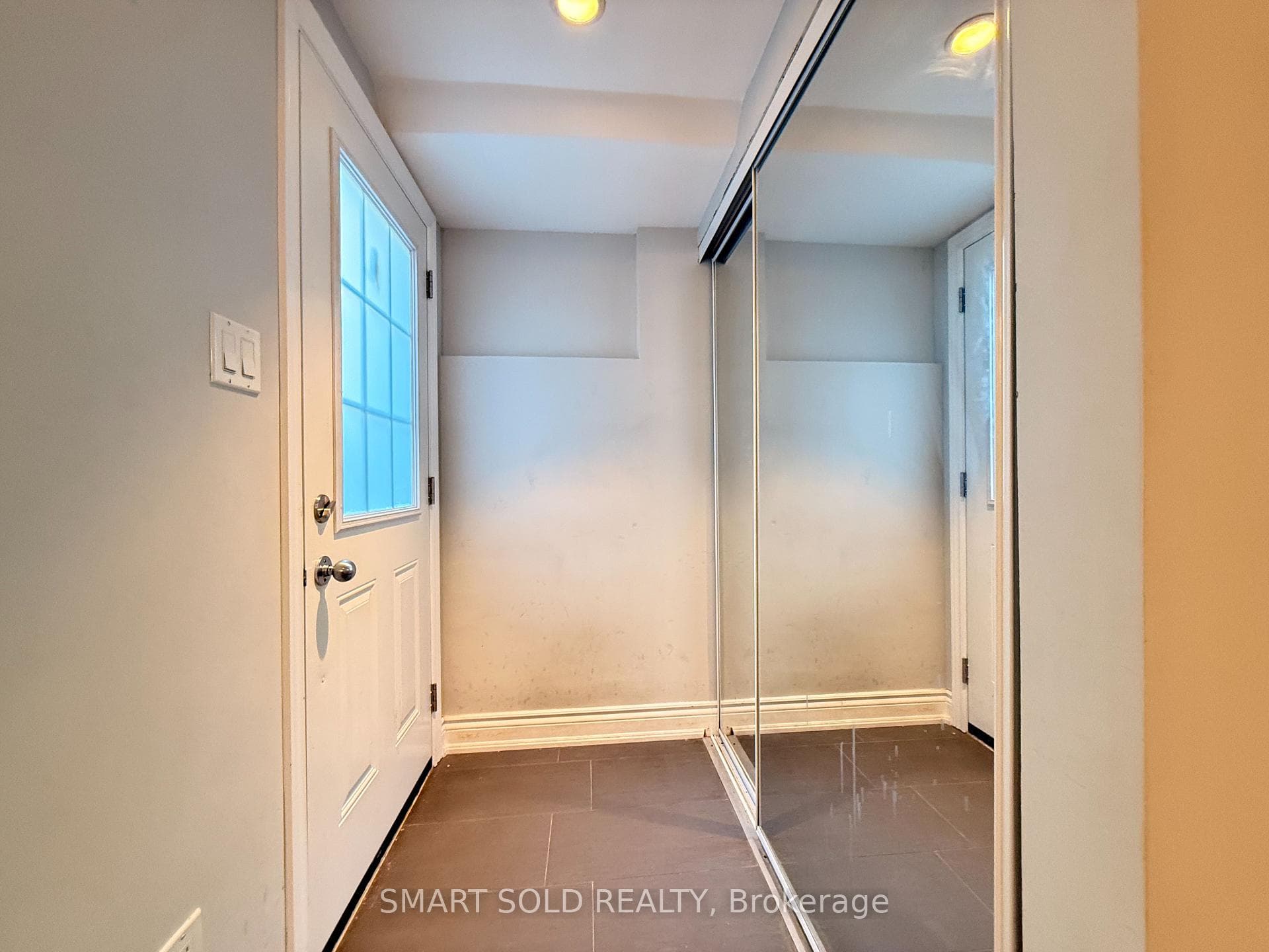 725- 10 Laidlaw Street — property photo