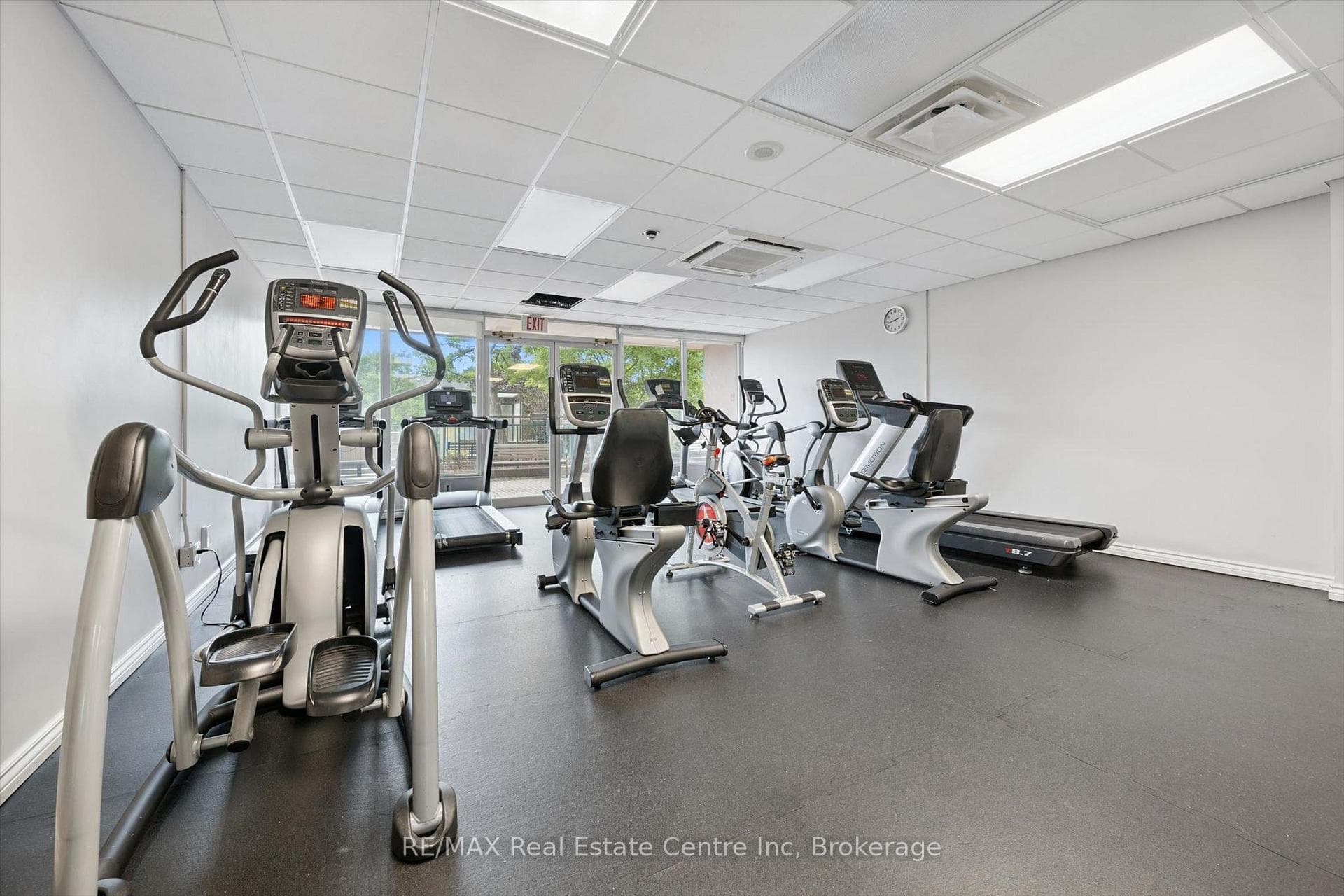 302- 155 HILLCREST Avenue — property photo