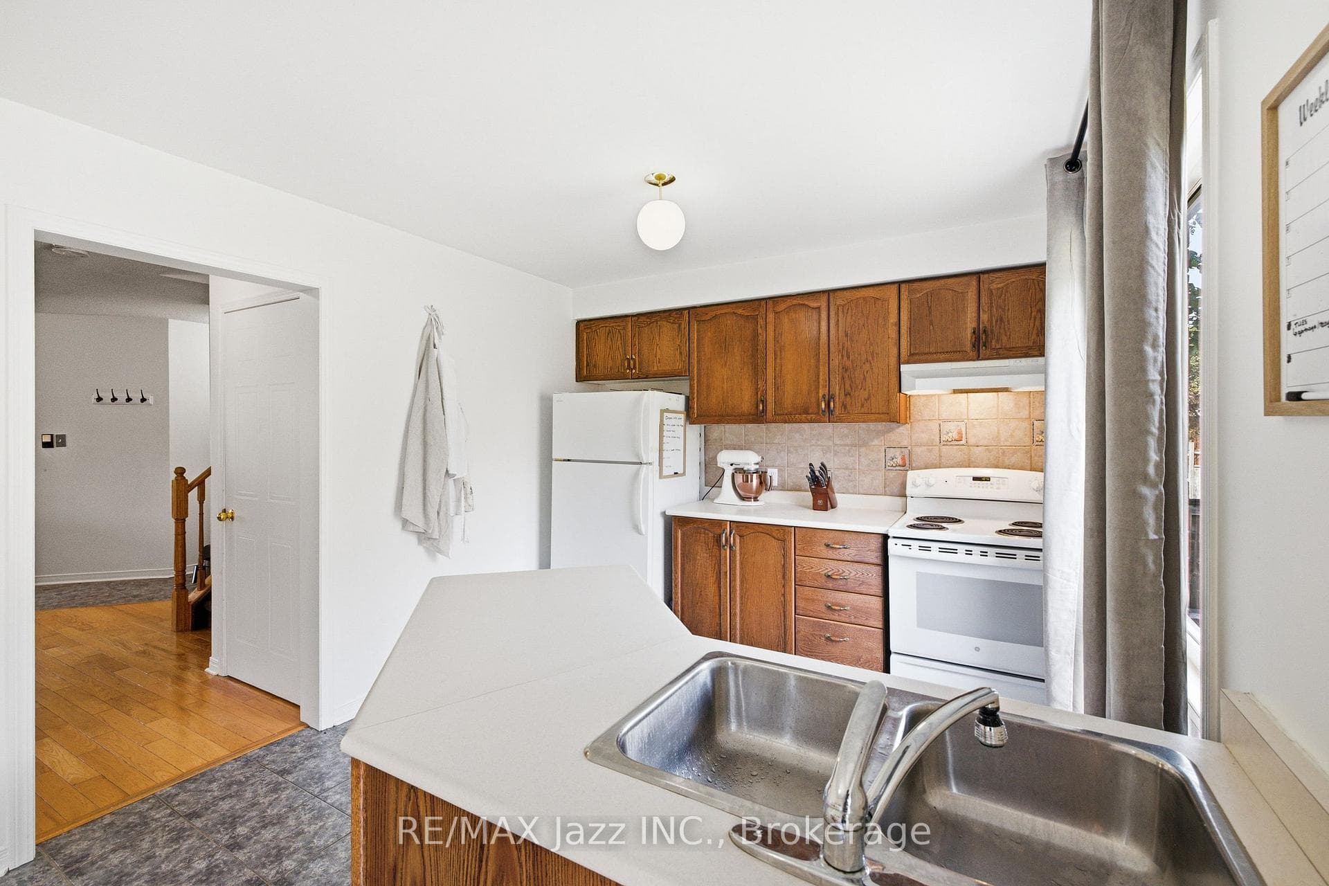 1855 Dalhousie Crescent — property photo