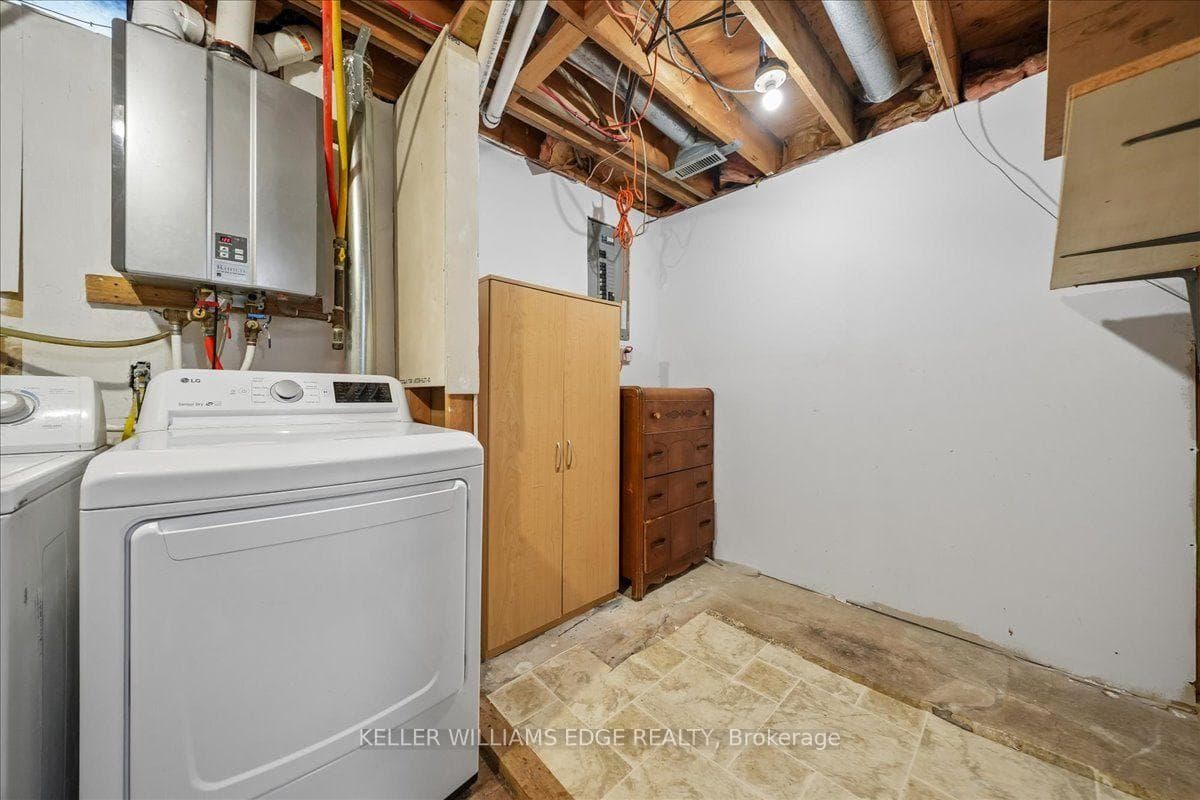 2320 Middlesmoor Crescent — property photo